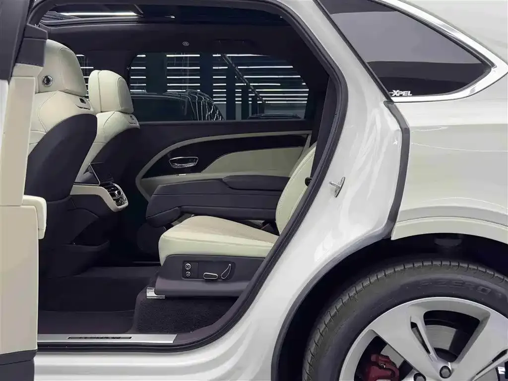 Bentley Bentayga 2024 из CN, фото 8