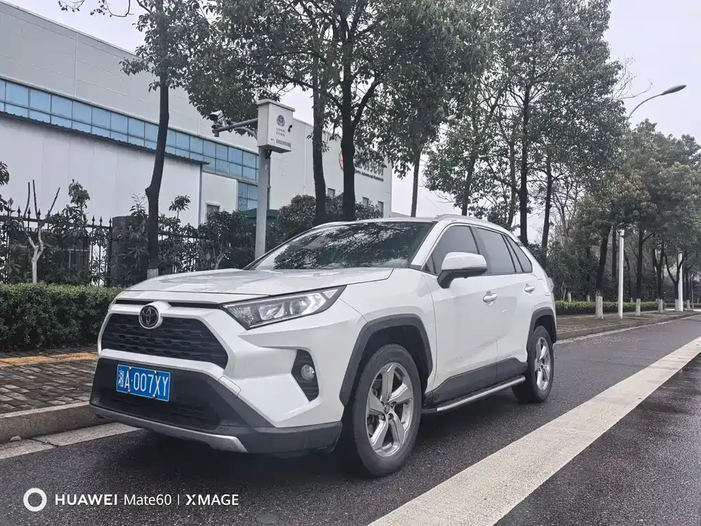 Toyota RAV4 — фото 1