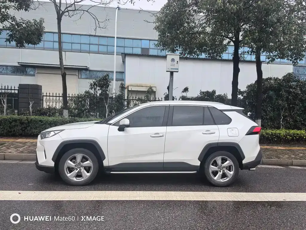 Toyota RAV4 — фото 9