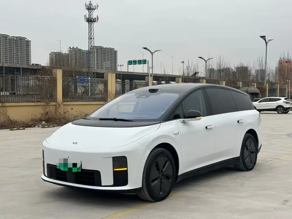 Li Auto i8 — фото 1