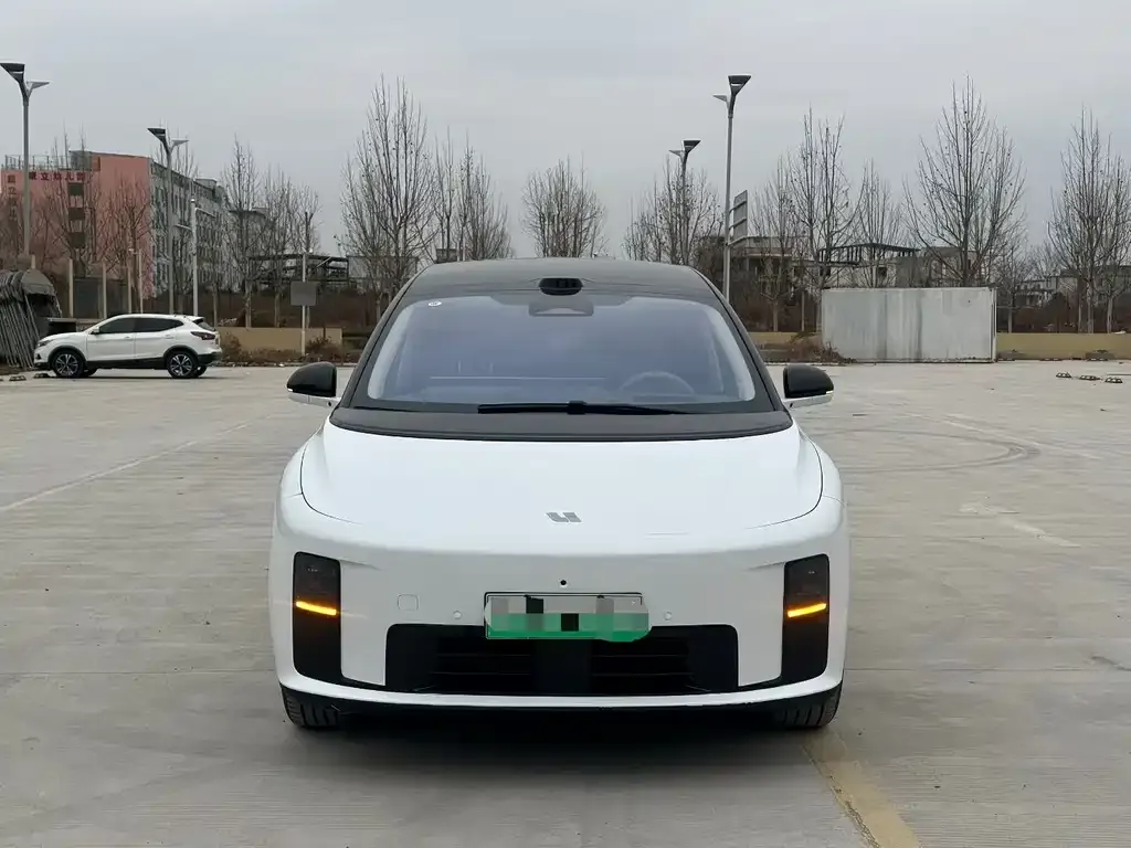 Li Auto i8 — фото 9