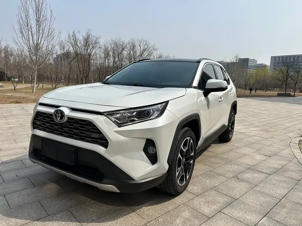 Toyota RAV4 — фото 1