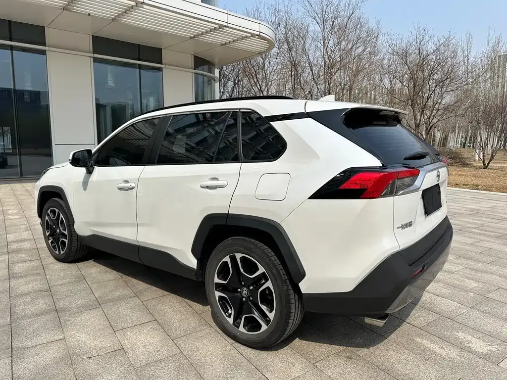 Toyota RAV4 — фото 8