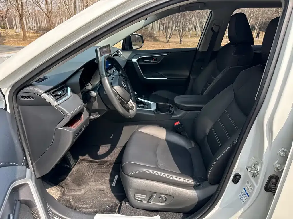 Toyota RAV4 — фото 9