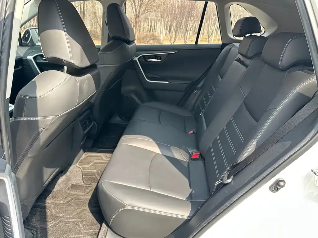 Toyota RAV4 — фото 5