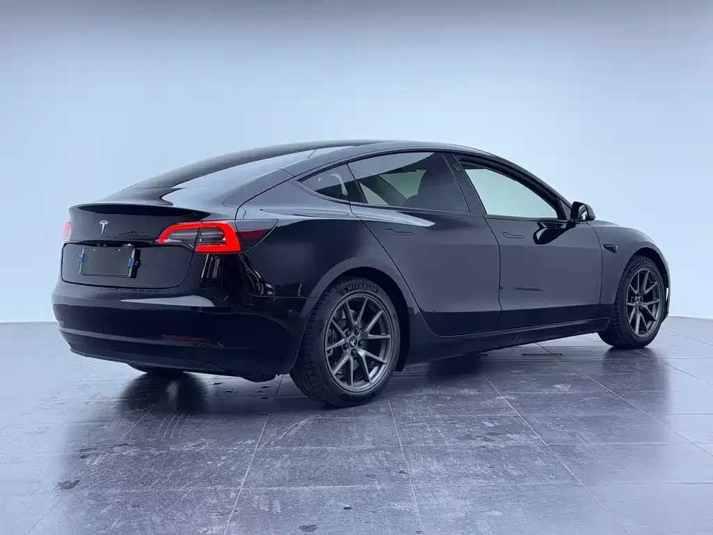 Tesla Model 3 — фото 9