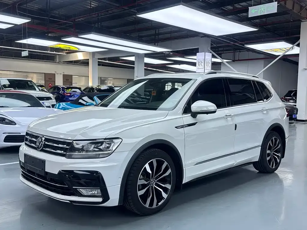 Volkswagen Tiguan L — фото 1