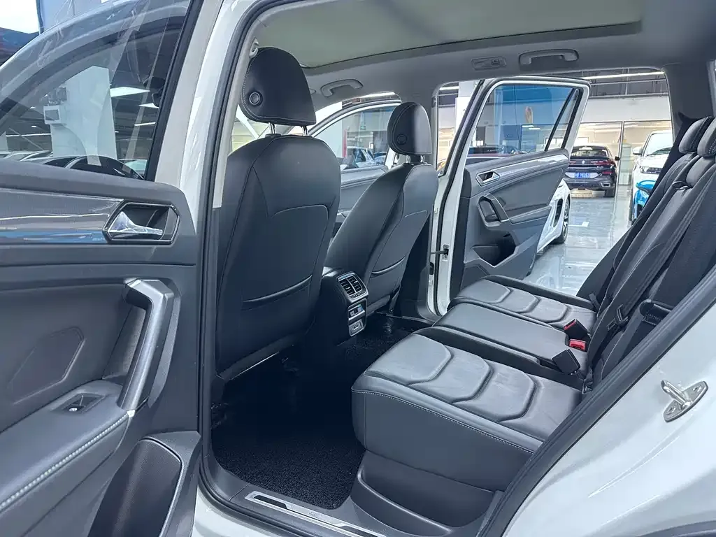Volkswagen Tiguan L — фото 2