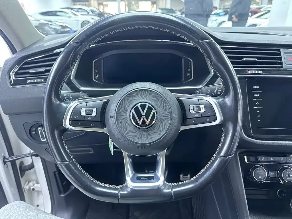 Volkswagen Tiguan L — фото 8