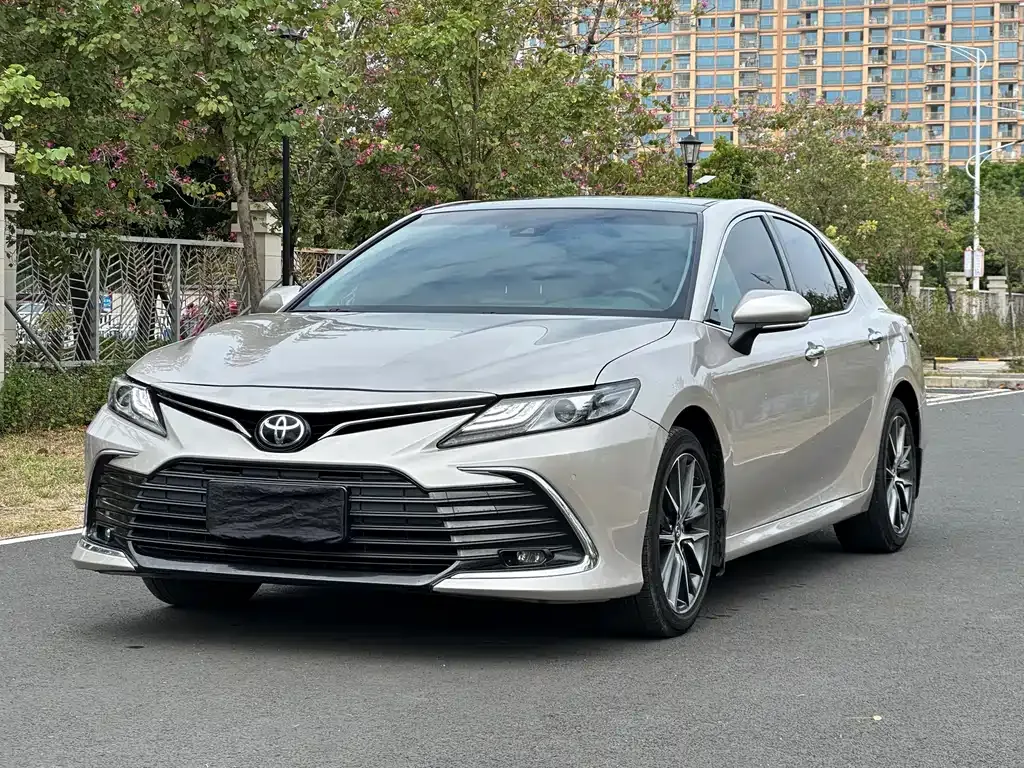 Toyota Camry — фото 1