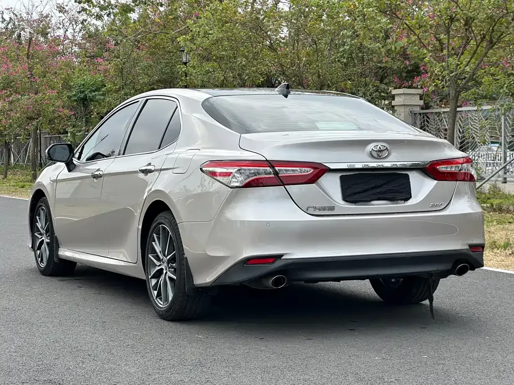 Toyota Camry — фото 9