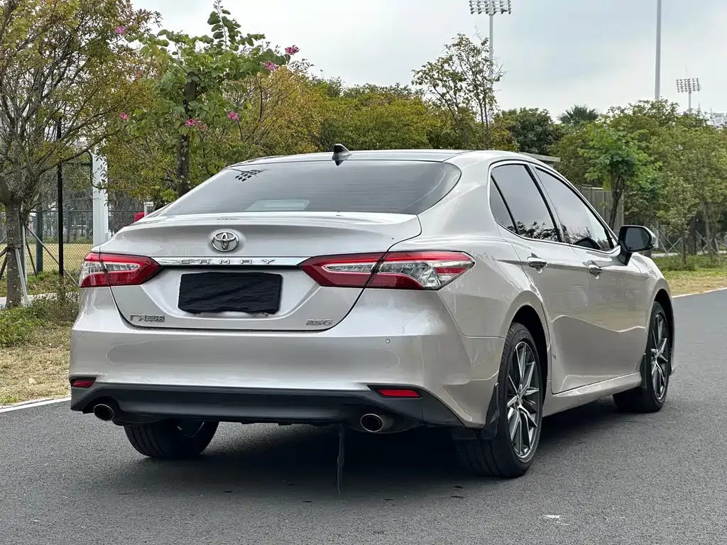 Toyota Camry — фото 8