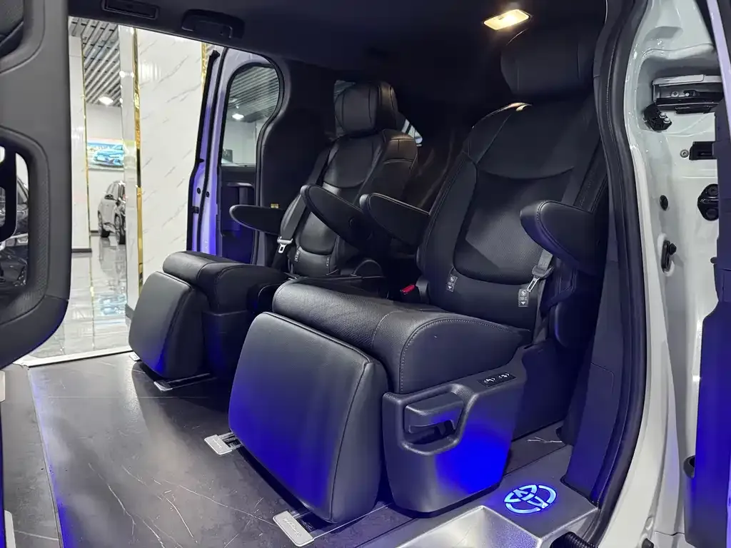 Toyota Sienna — фото 3