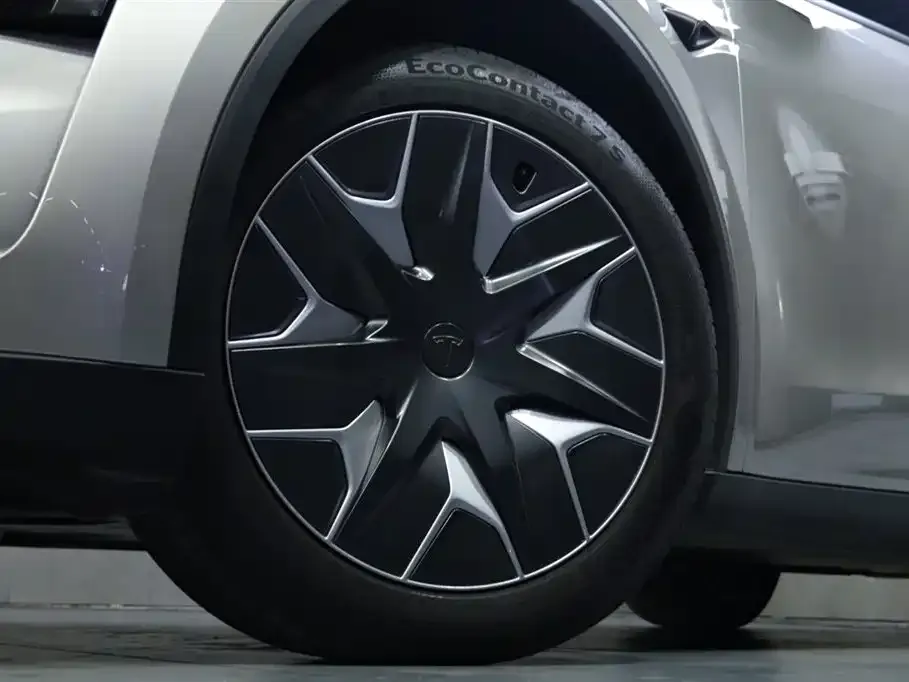 Tesla Model Y L — фото 10
