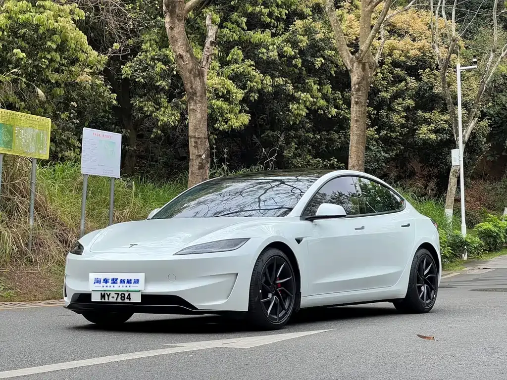 Tesla Model 3 — фото 1
