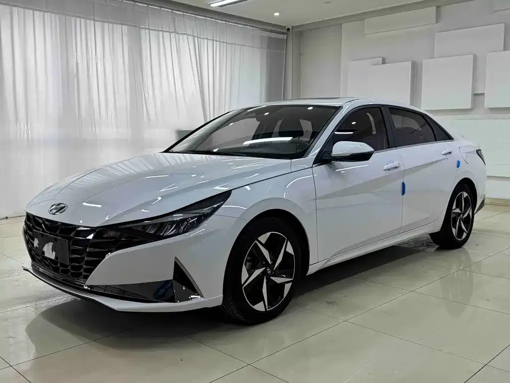 Hyundai Elantra — фото 1