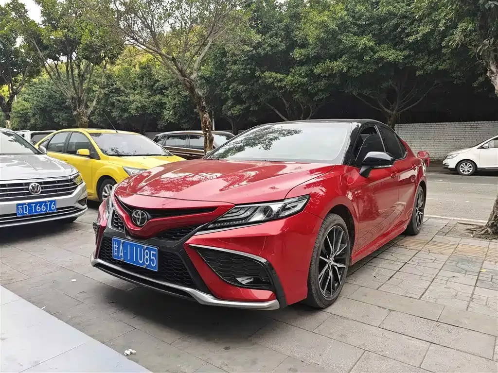 Toyota Camry — фото 1