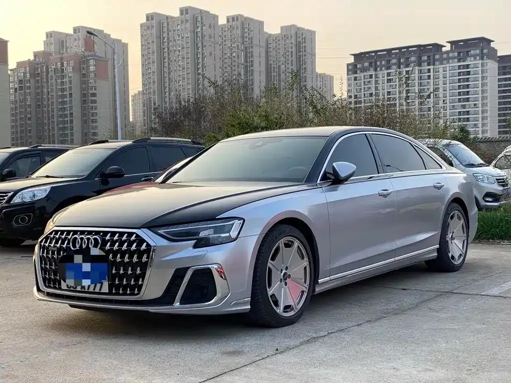 Audi A8 — фото 1