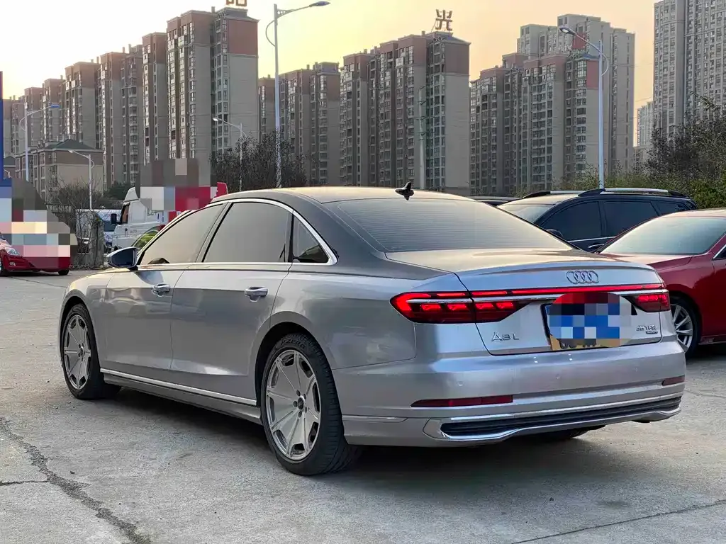 Audi A8 — фото 7