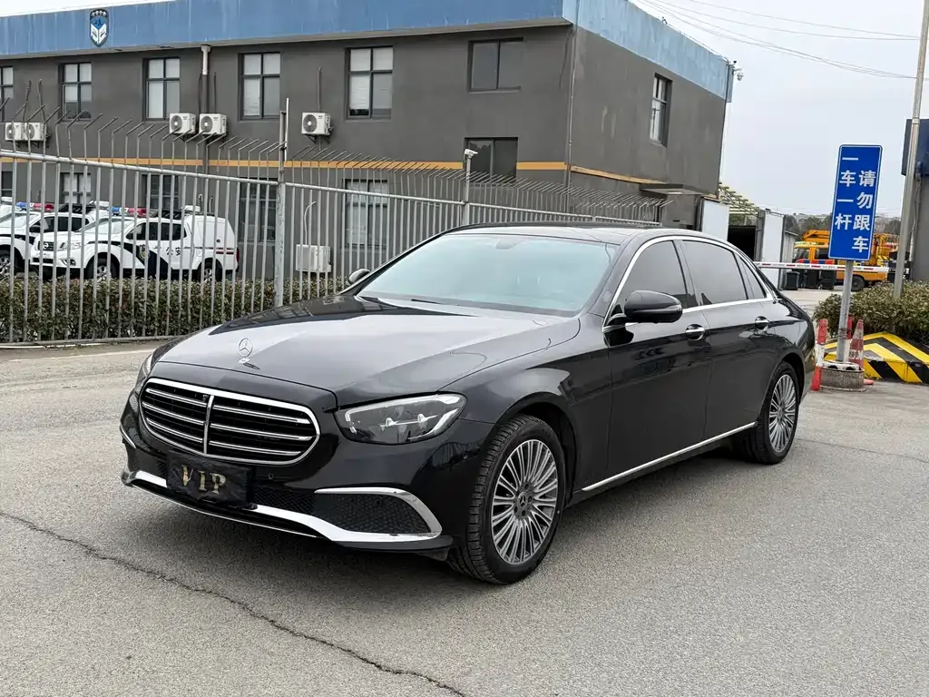 Mercedes-Benz E-Class — фото 1