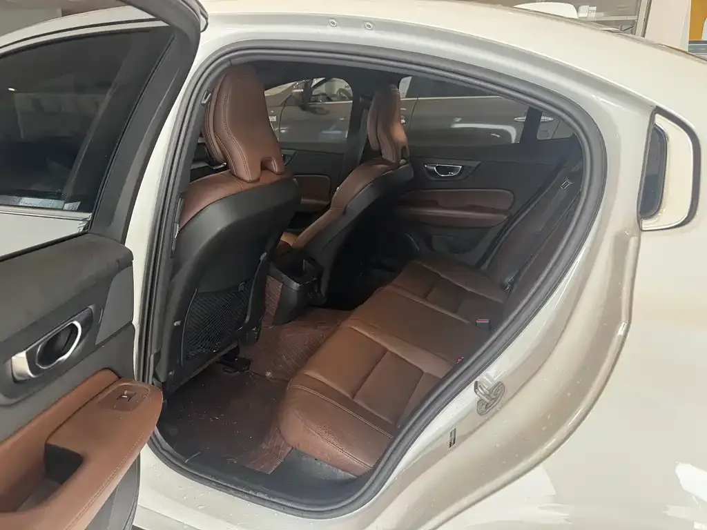 Volvo S60 2024 из CN, фото 2