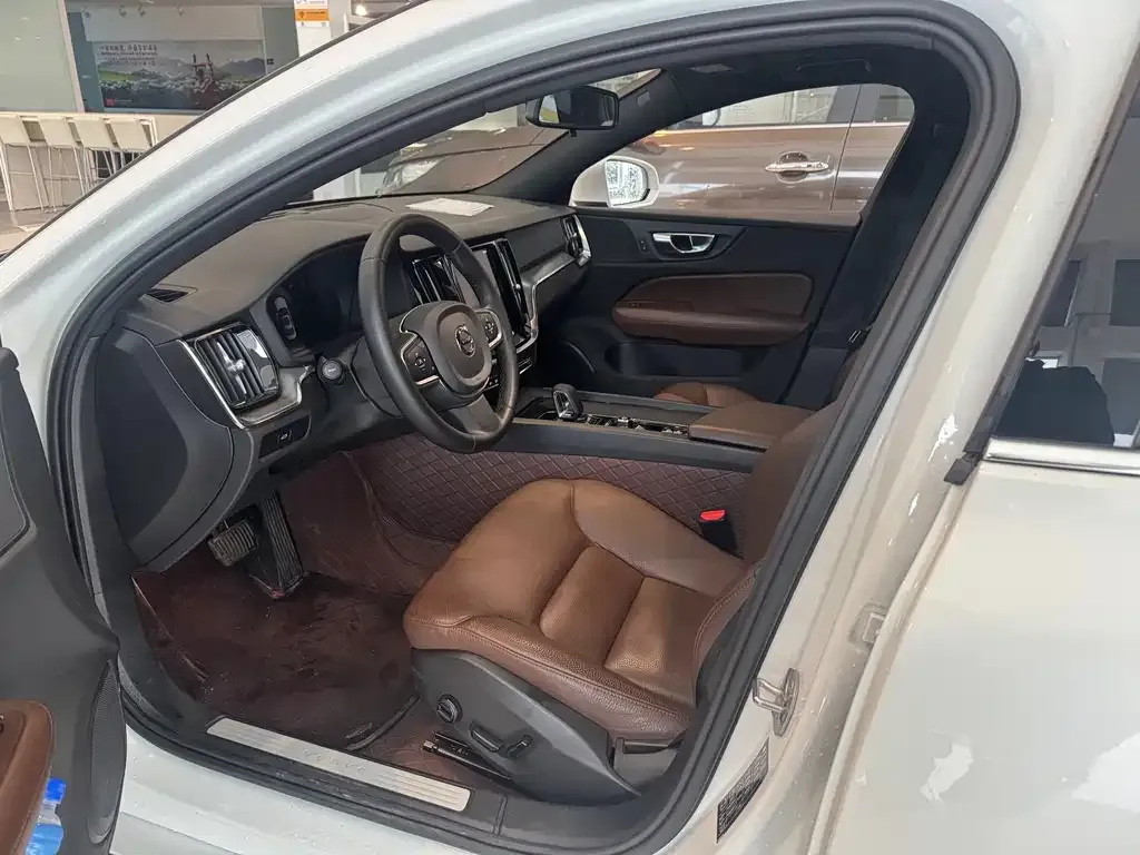 Volvo S60 2024 из CN, фото 3