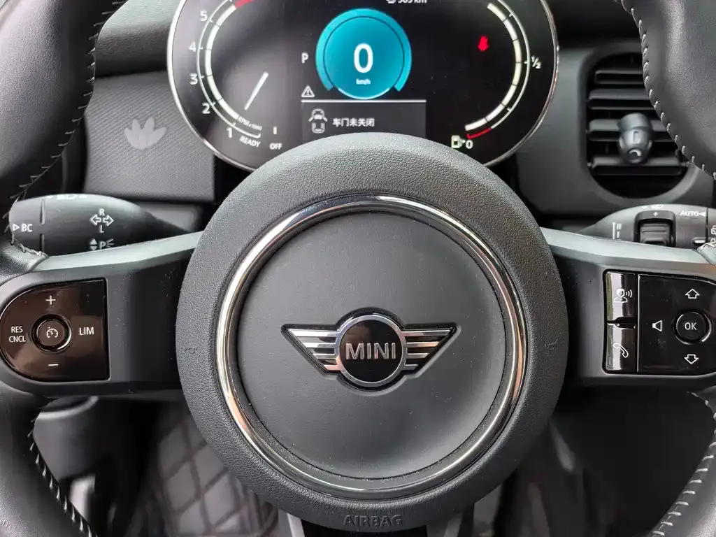 MINI Cooper (3-door) 2024 из CN, фото 2