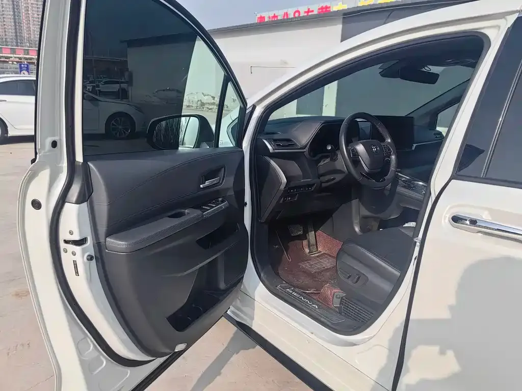 Toyota Sienna 2023 из CN, фото 2