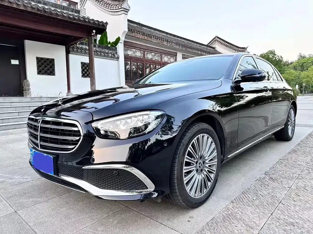 Mercedes-Benz E-Class — фото 1