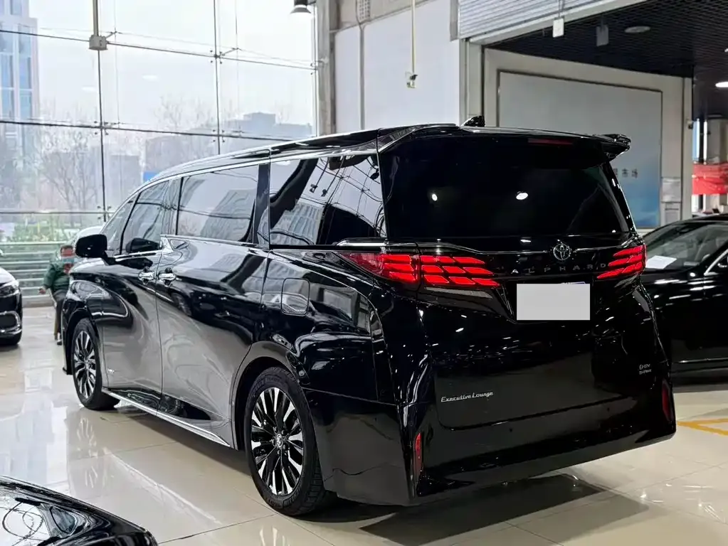 Toyota Alphard — фото 10