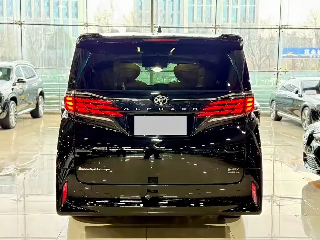 Toyota Alphard — фото 2