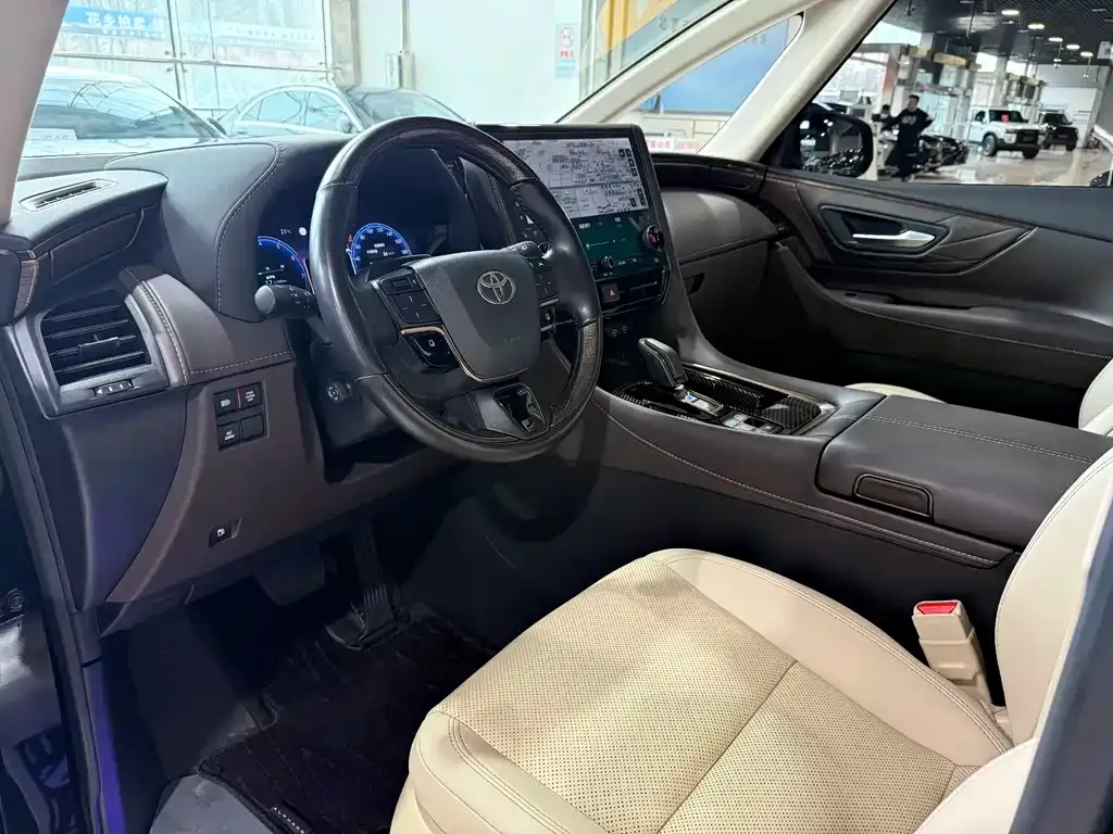 Toyota Alphard — фото 4
