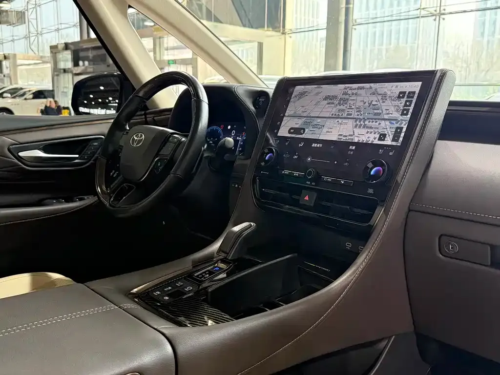 Toyota Alphard — фото 9