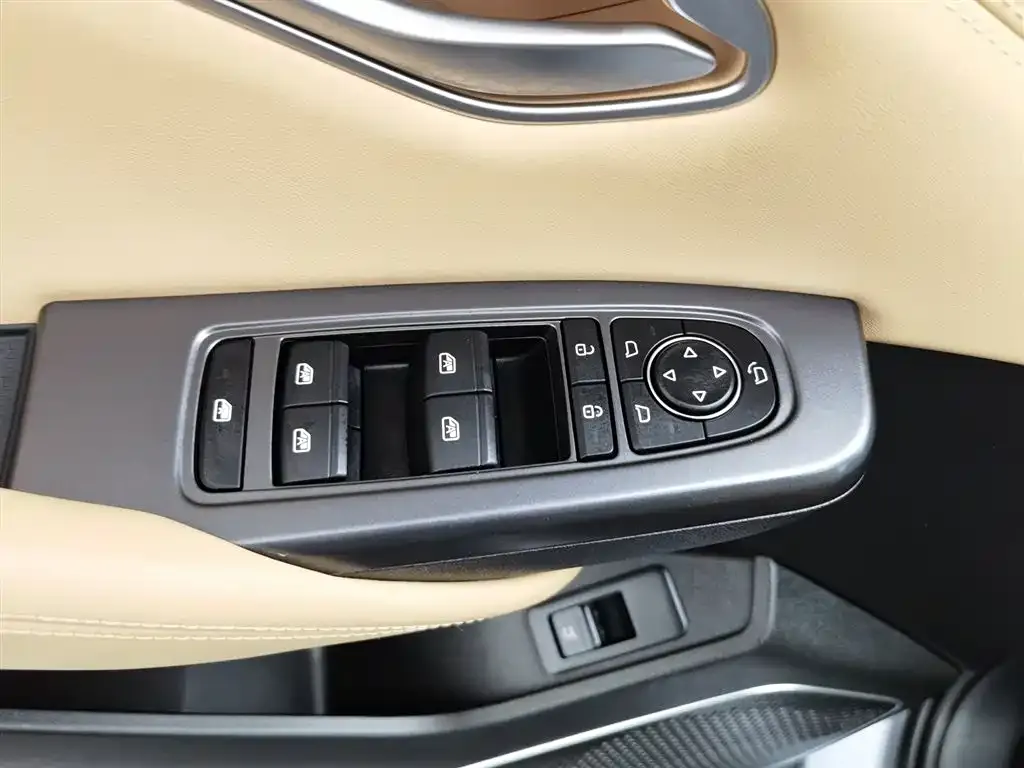 BYD L DM-i — фото 4
