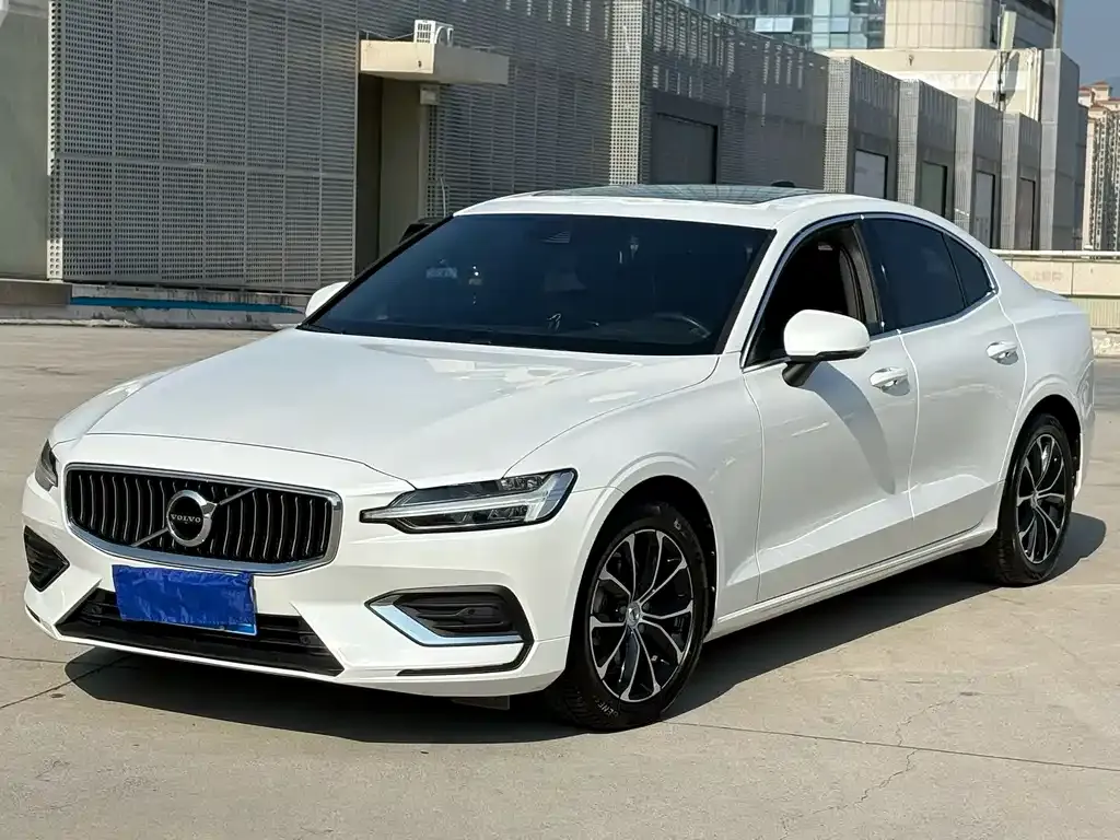 Volvo S60 — фото 1