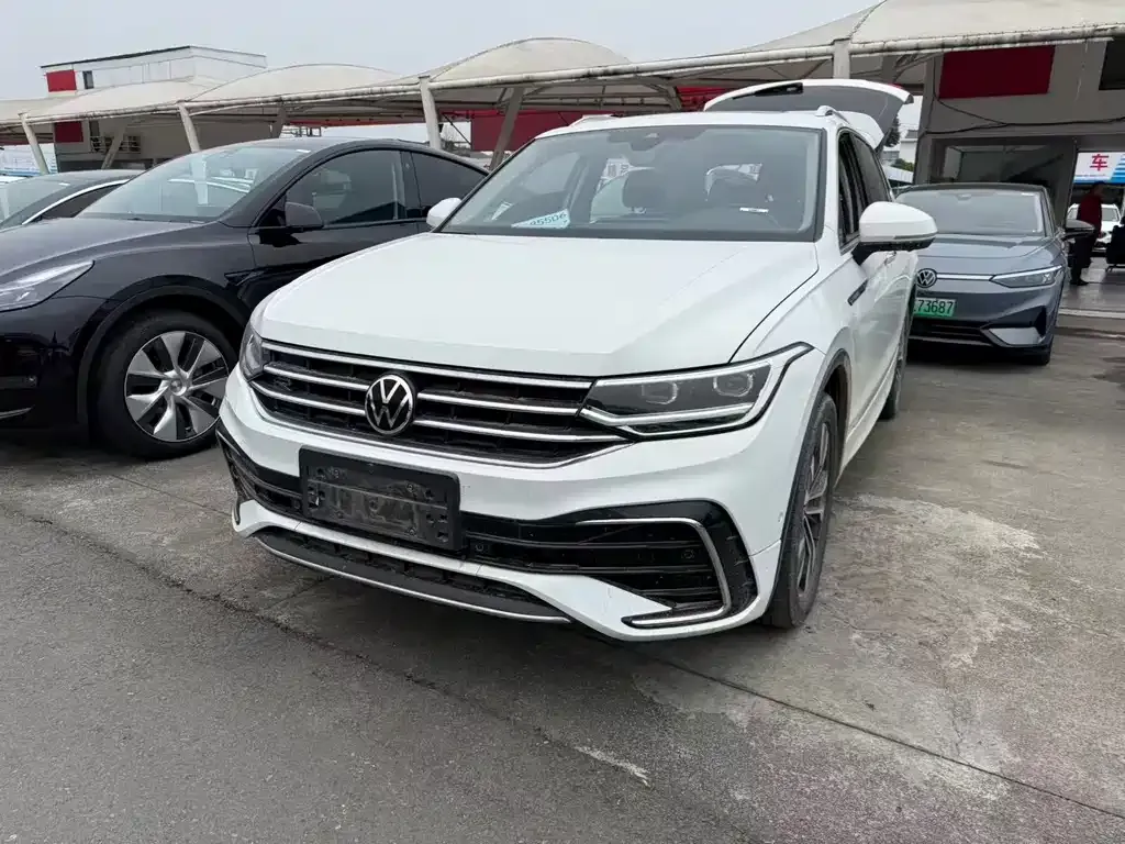Volkswagen Tiguan L — фото 1