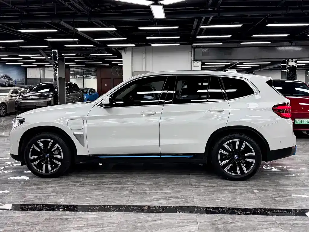 BMW iX3 — фото 2