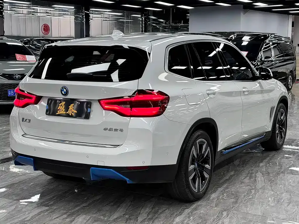 BMW iX3 — фото 10