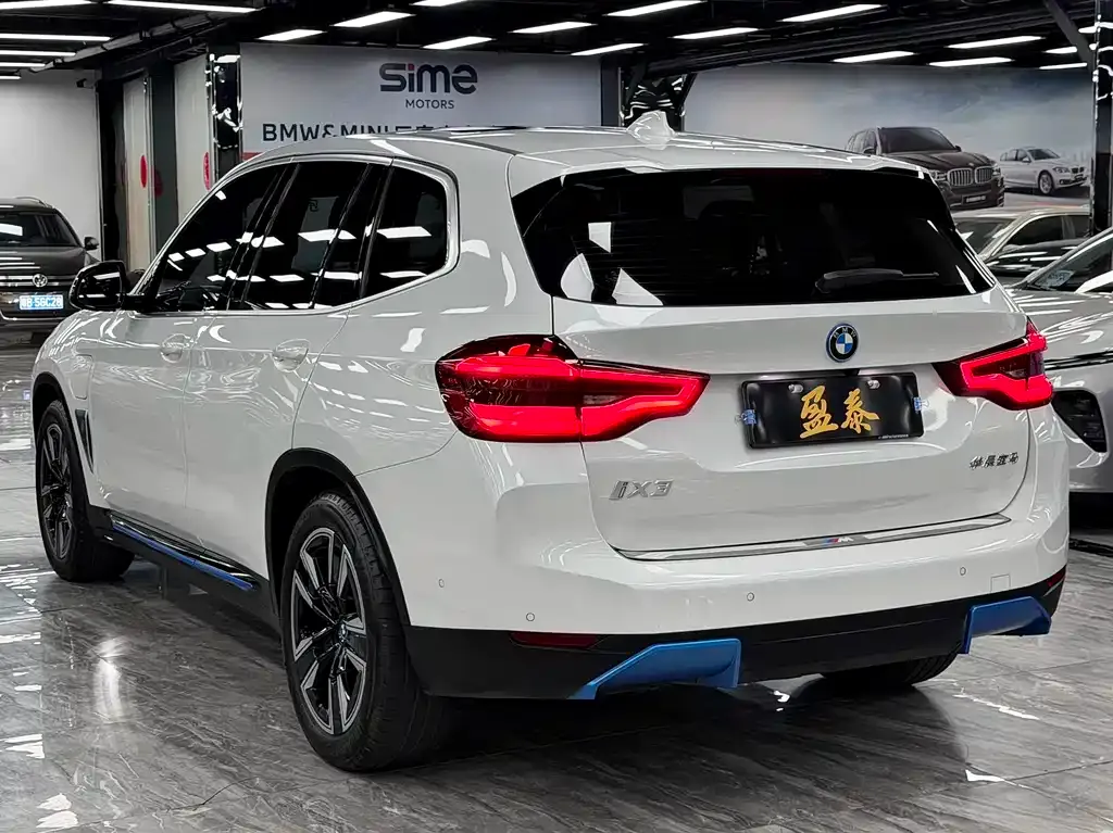 BMW iX3 — фото 8