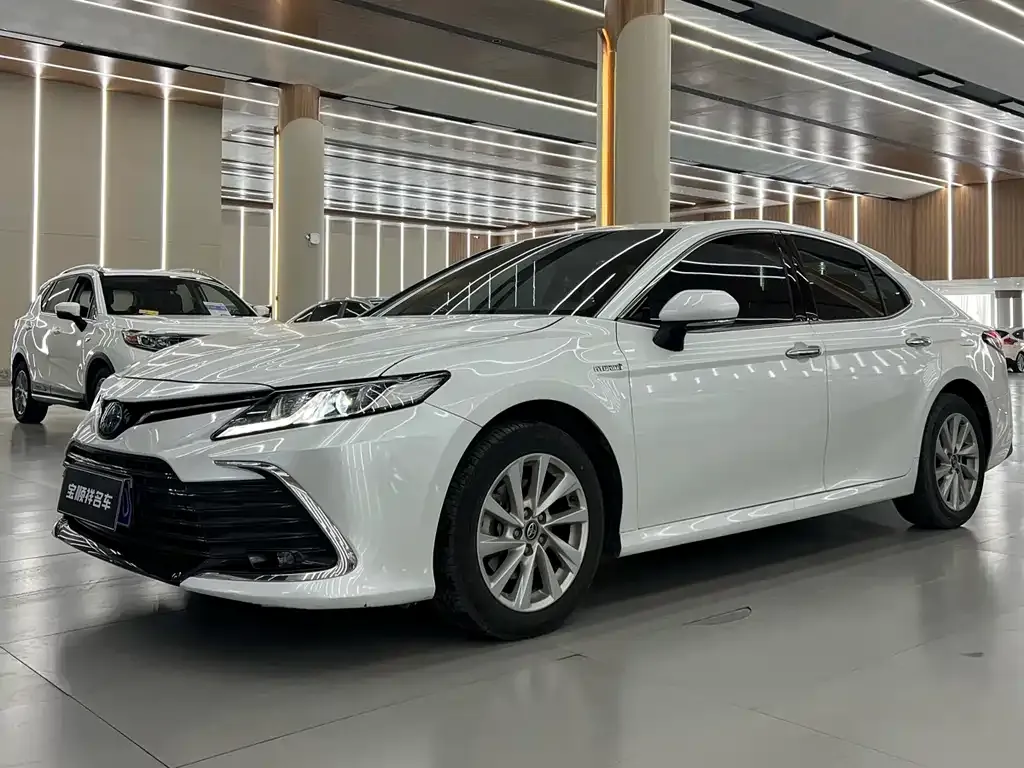 Toyota Camry — фото 1