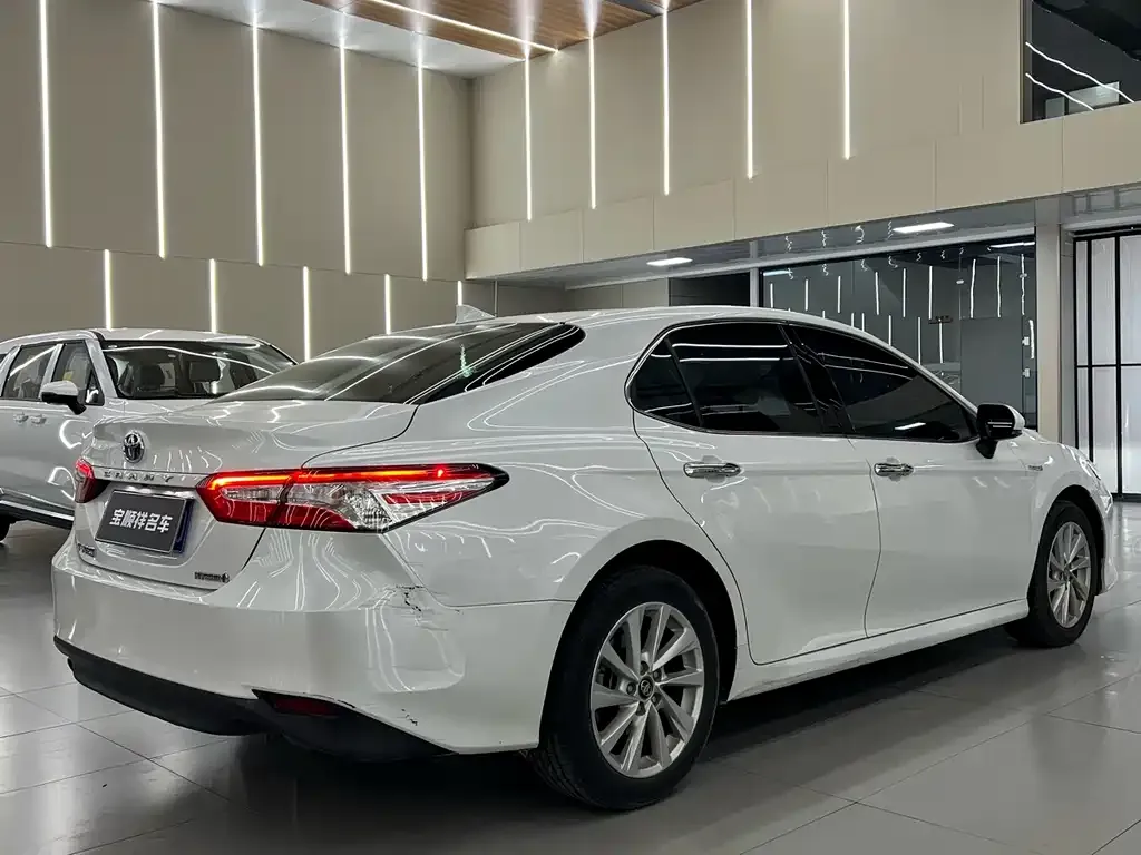 Toyota Camry — фото 9