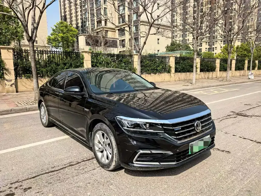 Volkswagen Passat New Energy — фото 1
