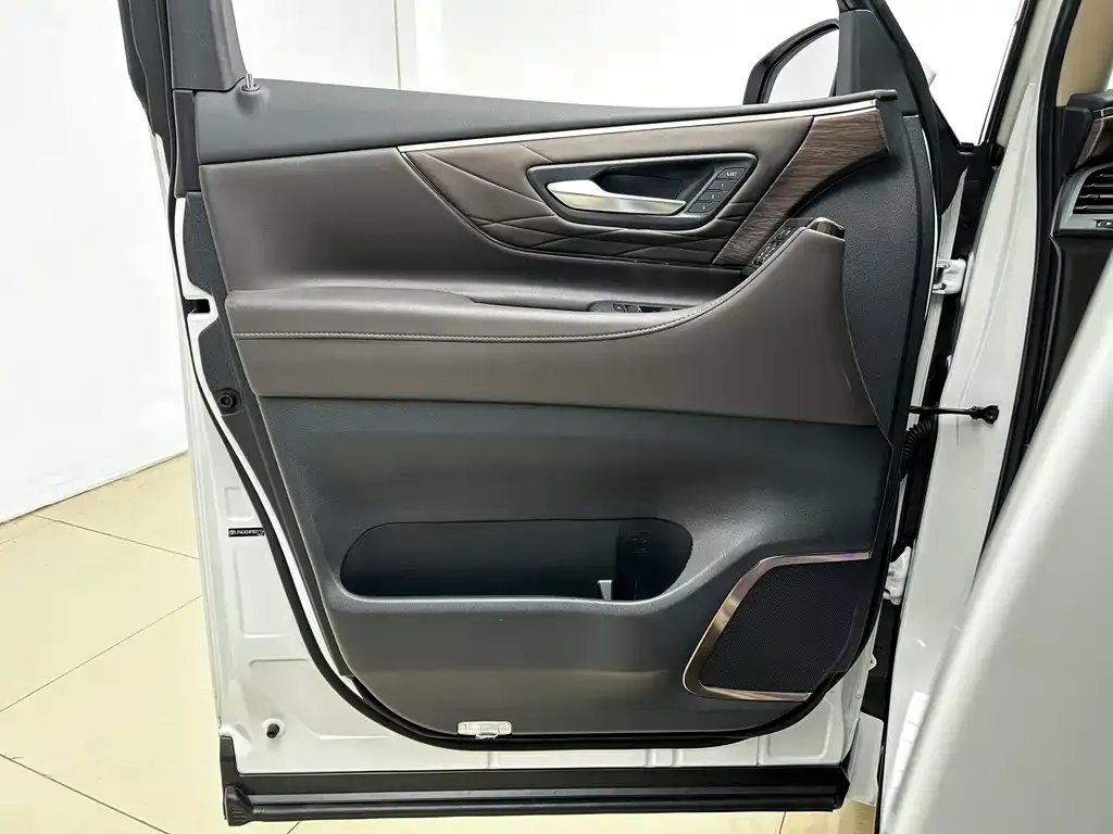 Toyota Vellfire — фото 3