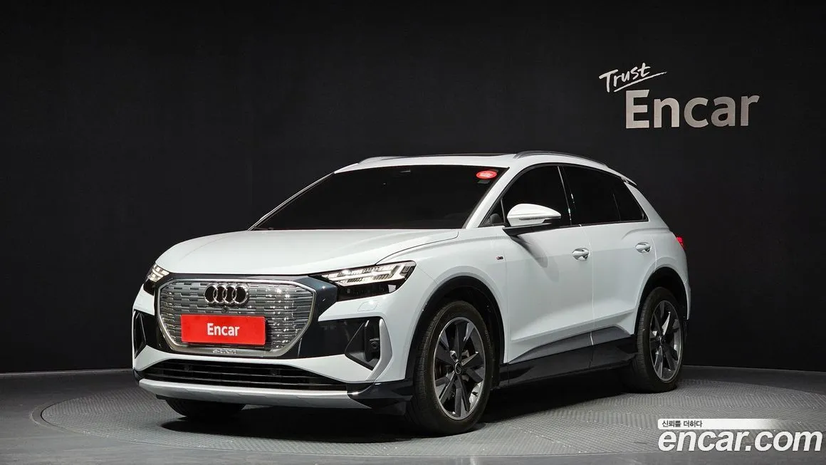 Audi Q4 e-tron — фото 1
