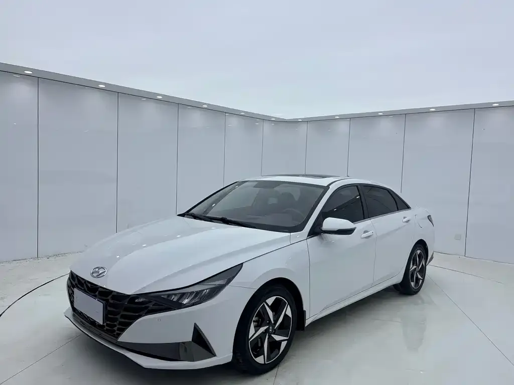 Hyundai Elantra — фото 1