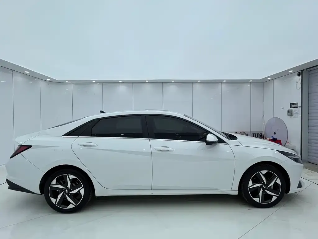 Hyundai Elantra — фото 6