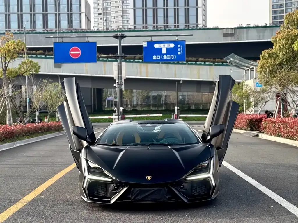 Lamborghini Revuelto — фото 1