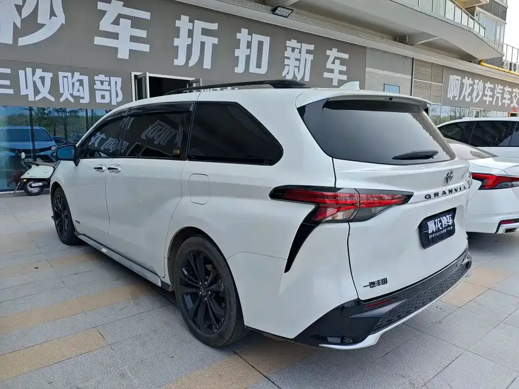 Toyota Granvia 2023 из CN, фото 2