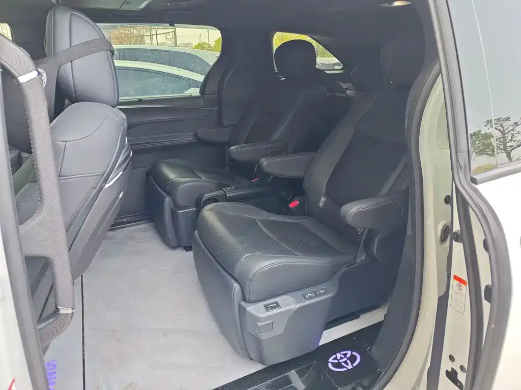 Toyota Granvia 2023 из CN, фото 3