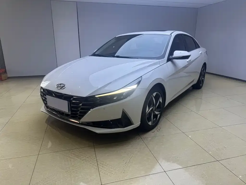 Hyundai Elantra — фото 1